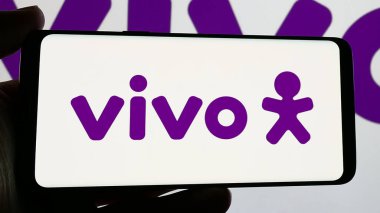 Stuttgart, Almanya - 12-20-2024: Brezilya telekomünikasyon şirketi Vivo 'nun logosuna sahip kişi ekranda. Telefon ekranına odaklan.