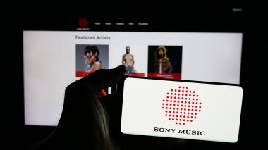 Stuttgart, Almanya - 12-20-2024: Amerikan Sony Music Entertainment (KOBİ) şirketinin logosunun bulunduğu cep telefonu web sayfası önünde ekranda. Telefon ekranına odaklan.