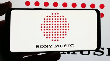 Stuttgart, Almanya - 12-20-2024: Ekranda ABD 'li Sony Music Entertainment (KOBİ) şirketinin logosunu taşıyan kişi. Telefon ekranına odaklan.