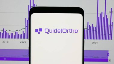 Stuttgart, Almanya - 12-20-2024: Sitenin önünde ekranda QuidelOrtho Corporation adlı ABD 'li tanı şirketinin logosuna sahip akıllı telefon. Telefon ekranına odaklan.