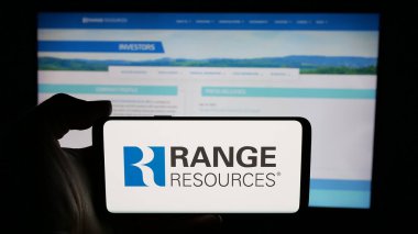 Stuttgart, Almanya - 12-20-2024: ABD 'li doğalgaz şirketi Range Resources Corporation' ın logosunun bulunduğu cep telefonu web sayfası önünde ekranda. Telefon ekranına odaklan.