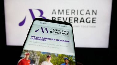 Stuttgart, Almanya - 12-27-2024: Logo önünde lobi grubu American Beverage Association (ABA) web sitesi bulunan cep telefonu. Telefon ekranının sol üst kısmına odaklan.