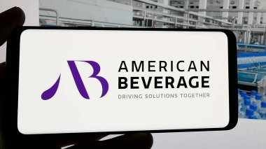 Stuttgart, Almanya - 12-27-2024: İnternet sitesi önünde lobi grubu American Beverage Association (ABA) logosu bulunan cep telefonu sahibi kişi. Telefon ekranına odaklan.