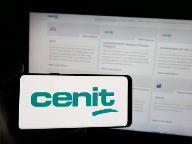 Stuttgart, Almanya - 12-27-2024: Alman bilgi teknolojileri şirketi CENIT AG 'nin logosuna sahip kişi web sitesinin önünde ekranda. Telefon ekranına odaklan.
