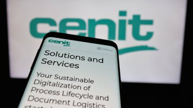 Stuttgart, Almanya - 12-27-2024: Alman bilgi teknolojileri şirketi CENIT AG 'nin web sitesi ile birlikte ticari logonun önünde ekranda. Telefon ekranının sol üst kısmına odaklan.