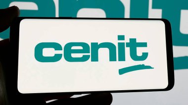 Stuttgart, Almanya - 12-27-2024: Ekranda Alman bilgi teknolojisi şirketi CENIT AG 'nin logosunu taşıyan kişi. Telefon ekranına odaklan.