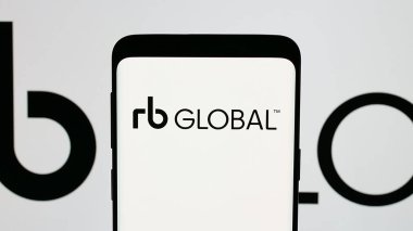 Stuttgart, Almanya - 12-27-2024: RB Global Inc. 'in logosuna sahip cep telefonu. (Ritchie Bros. açık artırmacılar) Telefon ekranına odaklan.