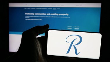 Stuttgart, Almanya - 12-27-2024: Yeniden sigorta şirketi Rönesans Holding Ltd. 'nin logosuna sahip cep telefonu web sayfasının önünde. Telefon ekranına odaklan.