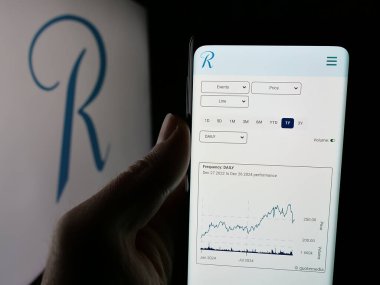 Stuttgart, Almanya - 12-27-2024: Yeniden sigorta şirketi Rönesans Holding Ltd. 'nin internet sayfası olan cep telefonu logo ile ekranda. Telefon ekranının merkezine odaklan.