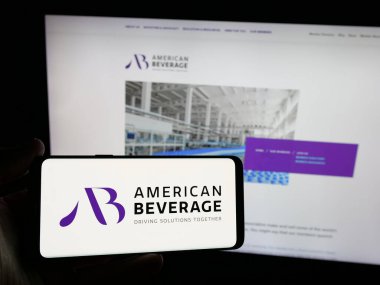 Stuttgart, Almanya - 12-27-2024: İnternet sitesi önünde lobi grubu American Beverage Association (ABA) logosu olan akıllı telefon sahibi kişi. Telefon ekranına odaklan.