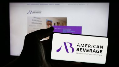 Stuttgart, Almanya - 12-27-2024: İnternet sayfası önünde lobi grubu American Beverage Association (ABA) logosu bulunan cep telefonu sahibi kişi. Telefon ekranına odaklan.