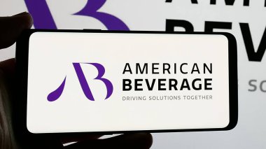Stuttgart, Almanya - 12-27-2024: Ekranda American Beverage Association (ABA) lobicilik grubunun logosuna sahip akıllı telefon tutan kişi. Telefon ekranına odaklan.