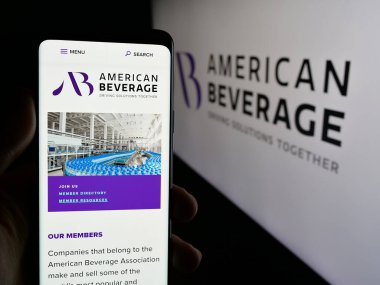 Stuttgart, Almanya - 12-27-2024: Lobi grubu American Beverage Association 'ın (ABA) web sayfası logolu akıllı telefonu elinde tutan kişi. Telefon ekranının merkezine odaklan.