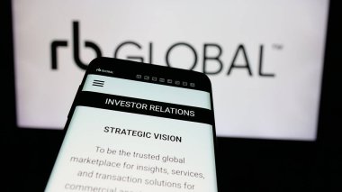Stuttgart, Almanya - 12-27-2024: RB Global Inc. 'in web siteli cep telefonu. (Ritchie Bros. Müzayedeciler) logonun önünde ekranda. Telefon ekranının sol üst kısmına odaklan.
