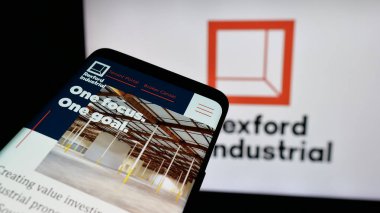 Stuttgart, Almanya - 12-30-2024: ABD 'li emlak şirketi Rexford Industrial Realty Inc.' in web sitesi olan akıllı telefon logonun önünde ekranda. Telefon ekranının sol üst kısmına odaklan.