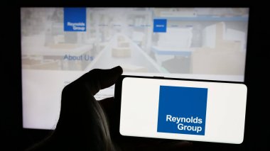 Stuttgart, Almanya - 12-30-2024: Yeni Zelanda ambalaj şirketi Reynolds Group Ltd. 'nin logosuna sahip cep telefonu web sayfası önünde ekranda. Telefon ekranına odaklan.