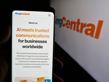 Stuttgart, Almanya - 12-30-2024: ABD 'li iletişim şirketi RingCentral Inc.' in web sayfası ile akıllı telefon sahibi kişi logonun önünde ekranda. Telefon ekranının merkezine odaklan.