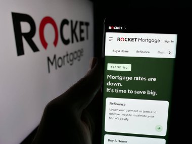 Stuttgart, Almanya - 12-30-2024: ABD 'li finans şirketi Rocket Mortgage LLC' nin web sayfası olan cep telefonu logosu önünde ekranda. Telefon ekranının merkezine odaklan.