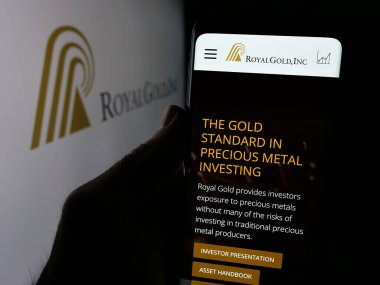 Stuttgart, Almanya - 12-30-2024: ABD 'li madencilik şirketi Royal Gold Inc.' in web sitesi olan cep telefonu logosu önünde ekranda. Telefon ekranının merkezine odaklan.