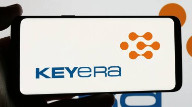 Stuttgart, Almanya - 01-02-2024: Ekranda Kanadalı petrol şirketi Keyera Corporation 'ın logosuna sahip akıllı telefon tutan kişi. Telefon ekranına odaklan.