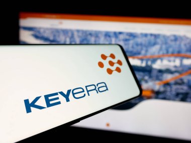 Stuttgart, Almanya - 01-02-2024: Kanadalı petrol şirketi Keyera Corporation 'ın logosunu taşıyan cep telefonu iş sitesinin önünde ekranda. Telefon ekranının merkez soluna odaklan.
