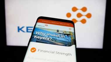 Stuttgart, Almanya - 01-02-2024: Kanadalı petrol şirketi Keyera Corporation 'ın web sitesi ile cep telefonu iş logosu önünde ekranda. Telefon ekranının sol üst kısmına odaklan.