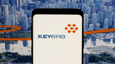Stuttgart, Almanya - 01-02-2024: Kanadalı petrol şirketi Keyera Corporation 'ın logosuna sahip akıllı telefon web sitesinin önünde ekranda. Telefon ekranına odaklan.