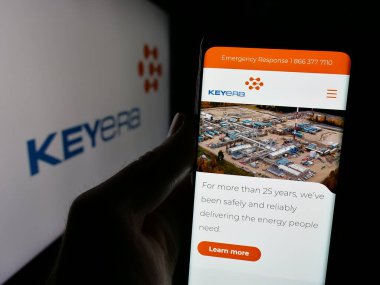 Stuttgart, Almanya - 01-02-2024: Kanadalı petrol şirketi Keyera Corporation 'ın internet sayfası ve logosu olan kişi. Telefon ekranının merkezine odaklan.