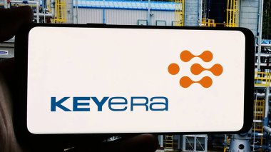 Stuttgart, Almanya - 01-02-2024: Kanadalı petrol şirketi Keyera Corporation 'ın logosunun bulunduğu cep telefonu web sitesinin önünde ekranda. Telefon ekranına odaklan.