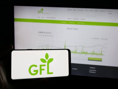 Stuttgart, Almanya - 01-02-2024: Kanadalı GFL Environmental Inc. şirketinin logosuna sahip kişi web sitesinin önünde ekranda. Telefon ekranına odaklan.