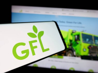 Stuttgart, Almanya - 01-02-2024: Kanadalı GFL Environmental Inc. şirketinin logosuna sahip akıllı telefon iş dünyasının web sitesinin önünde ekranda. Telefon ekranının merkez soluna odaklan.