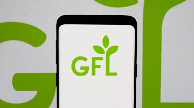 Stuttgart, Almanya - 01-02-2024: Ekranda Kanadalı GFL Environmental Inc. şirketinin logosunun bulunduğu cep telefonu. Telefon ekranına odaklan.