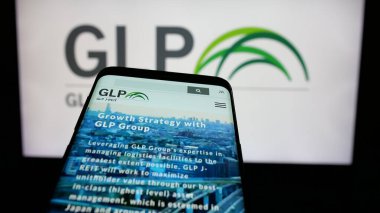 Stuttgart, Almanya - 01-02-2024: Japon emlak şirketi GLP J-REIT 'in web sitesi olan cep telefonu iş logosu önünde ekranda. Telefon ekranının sol üst kısmına odaklan.