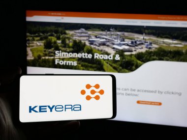 Stuttgart, Almanya - 01-02-2024: Kanadalı petrol şirketi Keyera Corporation 'ın logosunu elinde tutan kişi web sitesinin önünde ekranda. Telefon ekranına odaklan.