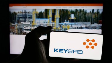 Stuttgart, Almanya - 01-02-2024: Kanadalı petrol şirketi Keyera Corporation 'ın logosunun bulunduğu cep telefonu web sayfasının önünde ekranda. Telefon ekranına odaklan.