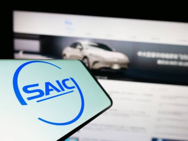 Stuttgart, Almanya - 07-17-2023: Çinli otomotiv şirketi SAIC Motor Corp. Ltd. nin logosuna sahip akıllı telefon web sitesinin önünde ekranda. Telefon ekranının merkez soluna odaklan.