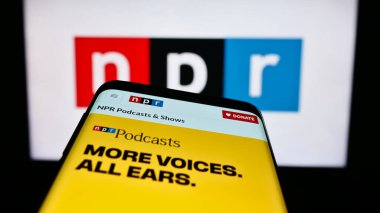 Stuttgart, Almanya - 07-17-2023: Ulusal Kamu Radyosu (NPR) adlı medya kuruluşunun web sayfası logo önünde ekranda. Telefon ekranının sol üst kısmına odaklan.