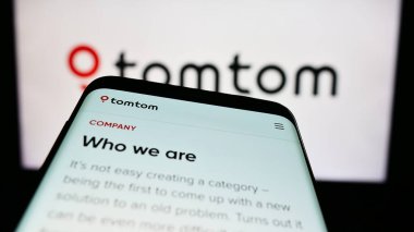 Stuttgart, Almanya - 07-17-2023: Hollandalı konum teknolojisi şirketi TomTom N.V. 'nin web sitesiyle birlikte cep telefonu logonun önünde ekranda. Telefon ekranının sol üst kısmına odaklan.