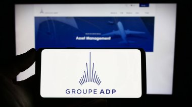 Stuttgart, Almanya - 07-17-2023: Fransız havaalanı operatörü Groupe ADP 'nin logosunu taşıyan kişi web sitesinin önünde ekranda. Telefon ekranına odaklan.