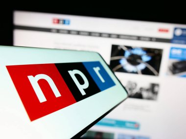 Stuttgart, Almanya - 07-17-2023: İnternet sitesi önünde ekranda Ulusal Kamu Radyosu (NPR) logosu bulunan cep telefonu. Telefon ekranının merkez soluna odaklan.