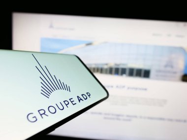 Stuttgart, Almanya - 07-17-2023: Fransız havaalanı operatörü Groupe ADP 'nin logosuna sahip akıllı telefon iş sitesinin önünde ekranda. Telefon ekranının merkezine odaklan.