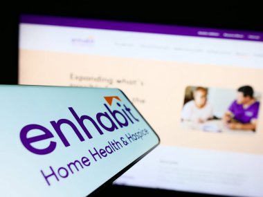 Stuttgart, Almanya - 07-17-2023: Enhabit Home Health and Hospice Corporation logosuna sahip akıllı telefon iş dünyasının web sitesinin önünde ekranda. Telefon ekranının merkezine odaklan.