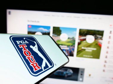Stuttgart, Almanya - 07-17-2023: İnternet sitesi önünde ekranda Amerikan golf organizasyonu PGA Tour 'un logosunun bulunduğu cep telefonu. Telefon ekranının merkez sağına odaklan.