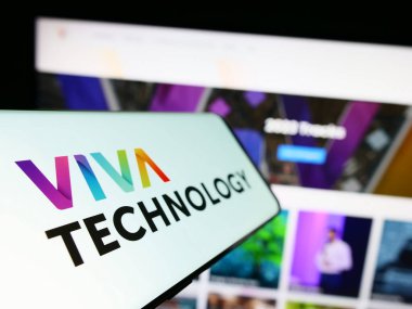 Stuttgart, Almanya - 07-17-2023: Fransız konferans logosu Viva Technology (VivaTech) ile birlikte akıllı telefon, iş dünyasının web sitesi önünde ekranda. Telefon ekranının soluna odaklan.