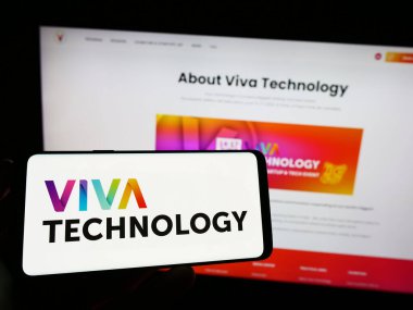 Stuttgart, Almanya - 07-17-2023: Fransız konferansı Viva Teknoloji (VivaTech) logosu olan cep telefonu web sayfası önünde ekranda. Telefon ekranına odaklan.