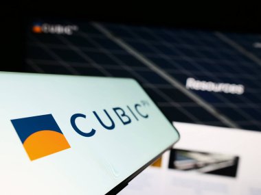 Stuttgart, Almanya - 07-17-2023: Amerikan CubicPV Technologies Inc. şirketinin logosu olan cep telefonu iş sitesinin önünde ekranda. Telefon ekranının soluna odaklan.