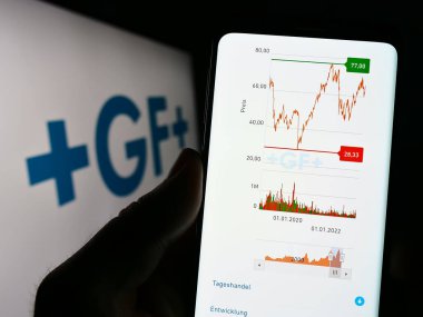 Stuttgart, Almanya - 07-18-2023: İsviçreli firma Georg Fischer AG 'nin (GF) internet sitesi olan cep telefonu logosu önünde ekranda. Telefon ekranının merkezine odaklan.