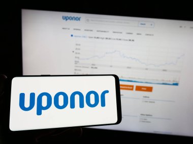Stuttgart, Almanya - 07-18-2023: Fin su teknolojisi şirketi Uponor Oyj 'un logosunun bulunduğu cep telefonu web sayfasının önünde duruyor. Telefon ekranına odaklan.