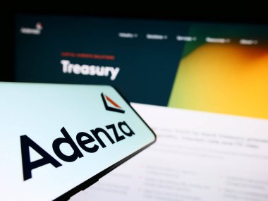 Stuttgart, Almanya - 07-18-2023: Web sitesi önünde ekranda Adenza Group Inc. adlı ABD 'li finans yazılım şirketinin logosuna sahip akıllı telefon. Telefon ekranının merkez soluna odaklan.