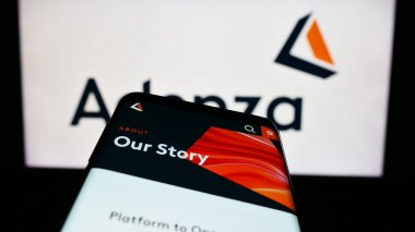 Stuttgart, Almanya - 07-18-2023: ABD 'li finans yazılım şirketi Adenza Group Inc.' in web sayfası logo önünde ekranda. Telefon ekranının sol üst kısmına odaklan.